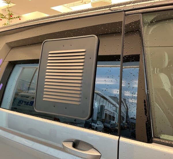 Lüftungsgitter Schiebefenster HKG Frischlüfter passend für VW T7 ab 06/2021 Version Fahrers. breit, links, schwarz
