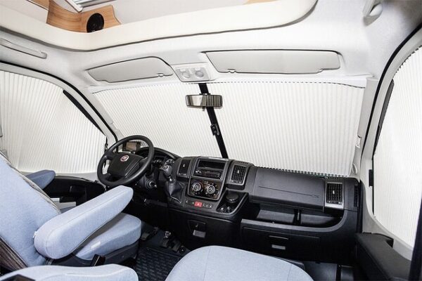 Verdunkelungssystem REMIfront IV passend für Renault Master ab 04/2011 mit Regensensor Rahmen grau/Plissee beige – Bild 15