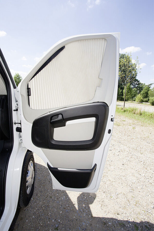 Verdunkelungssystem REMIfront IV passend für Renault Master ab 04/2011 mit Regensensor Rahmen grau/Plissee beige – Bild 28