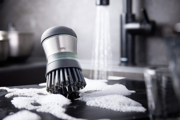 Spülbürste GEFU mit Spülmittelspender SWIFT Farbe schwarz / silber – Bild 2