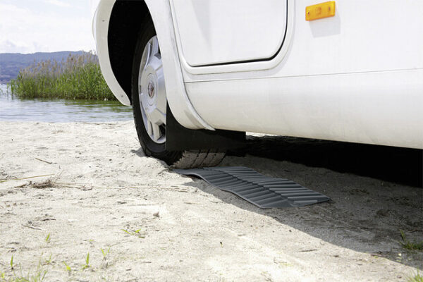 Traktionshilfematte Fiamma Grip System Farbe grau Inhalt 2 Stück – Bild 2