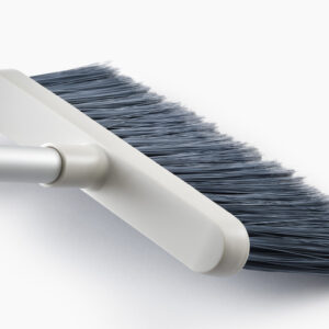 Besen Joseph Joseph CleanTech mit Wandhalterung Farbe stone