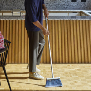 Besen Joseph Joseph CleanTech mit Wandhalterung Farbe stone