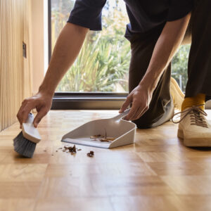 Kehrschaufel und Handfeger Joseph Joseph CleanTech mit Wandhalterung Farbe stone