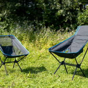 Klappstuhl Defa mit hoher Rückenlehne Farbe anthrazit mit blauen Akzenten